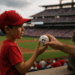 Premia Phillies a niño tras disputa con señora por una bola