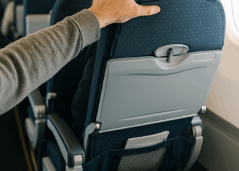 Un viajero se opone a los asientos reclinables durante el vuelo y propone un método que se vuelve viral entre los pasajeros.