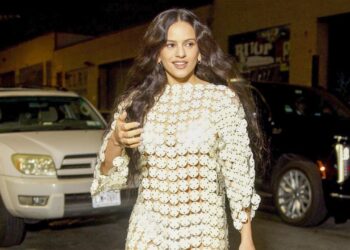 Rosalía se atreve con un vestido transparente y sanadlias peep toe (el look perfecto para una fiesta)
