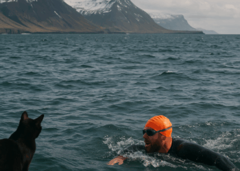 Vídeo. El nadador británico Ross Edgley es el primero en nadar alrededor de Islandia
