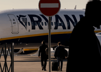 Ryanair sancionada con 1,34 millones por dificultar la investigación sobre prácticas anticompetitivas hacia agencias de viajes.