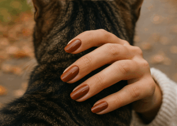 Selena Gomez Aprueba las Uñas ‘Tostadas’ para Otoño—Aquí Te Explicamos Cómo Lograrlo – Dimension Turistica Magazine