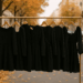 7 vestidos negros elegantes para lucir en otoño 2025, según pasarelas
