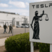 Demanda colectiva acusa a Tesla de favorecer a trabajadores extranjeros para pagar sueldos bajos