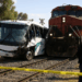 Autobús fue arrastrado por el tren en EdoMex; 10 muertos y 61 lesionados