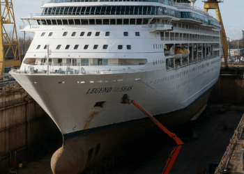 El Legend of the Seas inicia su proceso de transformación en un astillero finlandés. – Dimension Turistica Magazine
