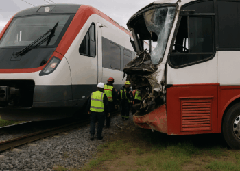 Tren embiste autobús de pasajeros de dos pisos en Atlacomulco, Edomex; hay muertos y heridos