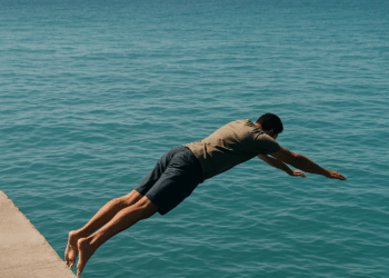 Turista se lanza de un barco tras acumular deudas en juegos de azar y es detenido con $14,600 en efectivo – Dimension Turistica Magazine