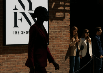 ¡Primero, Burdeos! Diseñadores Inauguran la Semana de la Moda de Nueva York con Saks Antes de la Ocupada Semana. – Dimension Turistica Magazine