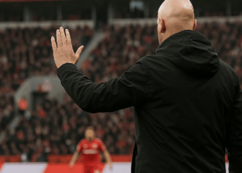 Bayer Leverkusen despide a Erick ten Hag