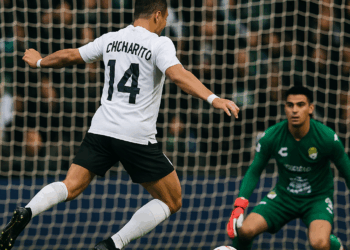 ¡Tristísimo! Chicharito Hernández falla gol cantado, en amistoso, ante León
