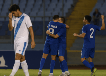 ¡Duro inicio para Tena! Guatemala cae en casa contra El Salvador en arranque de la eliminatoria