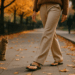 ¿Sandalias thong en otoño? Solo si las llevas con pantalones elegantes como Hailey Bieber