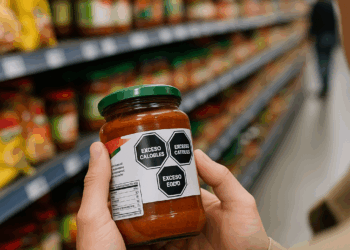 ¿Qué significan los sellos que se colocan en los empaques de comida en México?