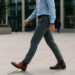 Botines, camisa azul y pantalones grises, la combinación ganadora en la oficina este octubre 2025