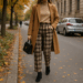 5 formas elegantes de llevar los pantalones de cuadros de los 90 en otoño 2025