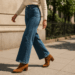 Cómo llevar jeans palazzo de los 70 con botas en otoño 2025, según tendencias
