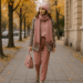 Look en rosa y marrón en un desfile de Prada.