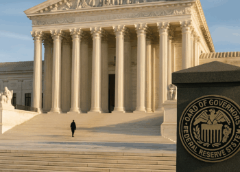 La Corte Suprema de EU permite seguir en su cargo a una gobernadora de la Reserva Federal