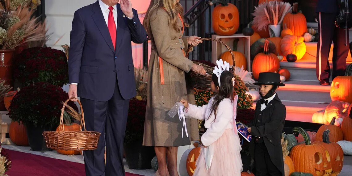 La corona asiática de Trump: vasallaje y oro al presidente que abandonó una cumbre para repartir caramelos por Halloween