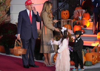 La corona asiática de Trump: vasallaje y oro al presidente que abandonó una cumbre para repartir caramelos por Halloween