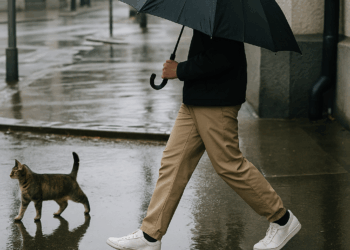 Pantalones acampanados y tenis Salomón, la fórmula para días de lluvia de Jennifer Lawrence
