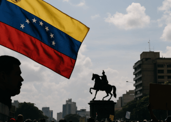 Maduro llama a la huelga general en caso de ser derrocado mientras Trump avanza acciones militares "en tierra"