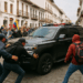 Manifestantes atacan el coche del presidente de Ecuador, Daniel Noboa, durante disturbios en Cuenca