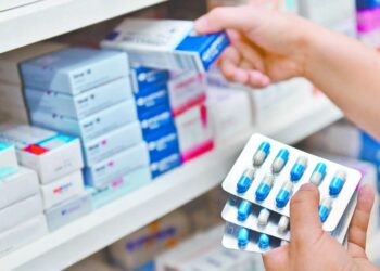 Altos precios de medicamentos regulados alientan a comprar en el mercado negro: Expertos