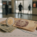 Peso mexicano retrocede ante el dólar en segundo día de cierre de gobierno de EU