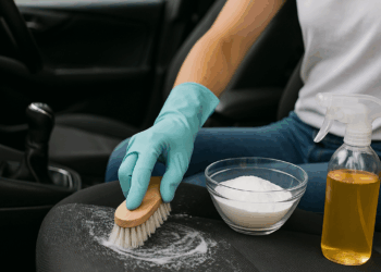 Cómo limpiar las manchas de los sillones del coche con una fórmula casera que es una maravilla con solo 3 ingredientes