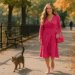 Sarah Jessica Parker revive a Carrie Bradshaw con un look en rosa mexicano muy otoñal