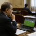 Senador es captado viendo la Champions en pleno trabajo