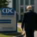 Administración Trump despide a decenas de funcionarios de los CDC, según NYT