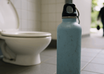 Tu botella de agua puede tener más bacterias que un baño si no la lavas en tres días, según estudios