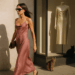 Victoria Beckham y sus vestidos de seda con borde de encaje triunfan en otoño 2025
