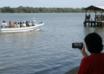 Videos virales captan el recorrido del restaurante flotante El Atracadero en Veracruz