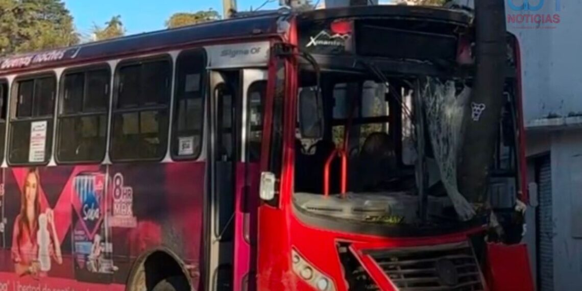 Choque de autobús de pasajeros deja varios heridos en Toluca