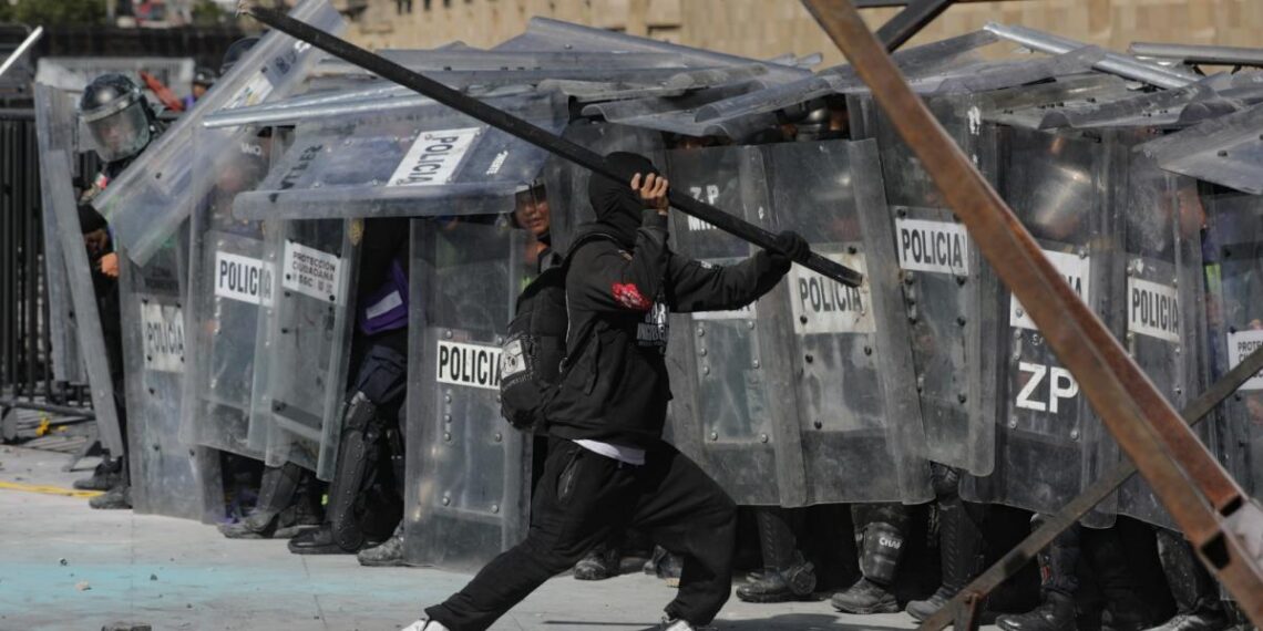 autoridades condenan violencia; reportan 100 policías heridos y 20 detenidos