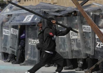 autoridades condenan violencia; reportan 100 policías heridos y 20 detenidos