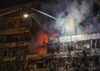 EEUU negocia con Ucrania y Rusia en Abu Dabi mientras Kiev sufre un nuevo bombardeo