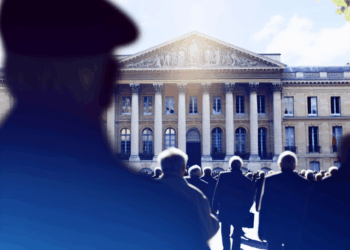 El Parlamento francés vota a favor de la suspensión de la reforma de las pensiones