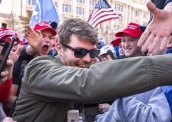 Nick Fuentes, el "profeta" del supremacismo que rompe  la unidad del mundo MAGA: "Hitler está bien, hay que eliminar a los judíos"