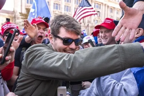 Nick Fuentes, el "profeta" del supremacismo que rompe la unidad del mundo MAGA: "Hitler está bien, hay que eliminar a los judíos"