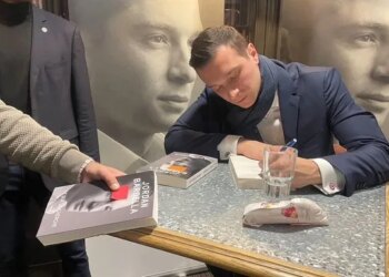 El líder de la extrema derecha francesa Jordan Bardella, agredido con un huevo en la cabeza