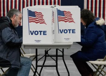 Jueza de EU tumba orden de Trump para exigir pruebas de nacionalidad a los votantes