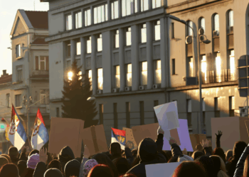 Miles de personas protestan en Serbia contra el Gobierno cuando se cumple un año del accidente de Novi Sad en el que murieron 16 personas