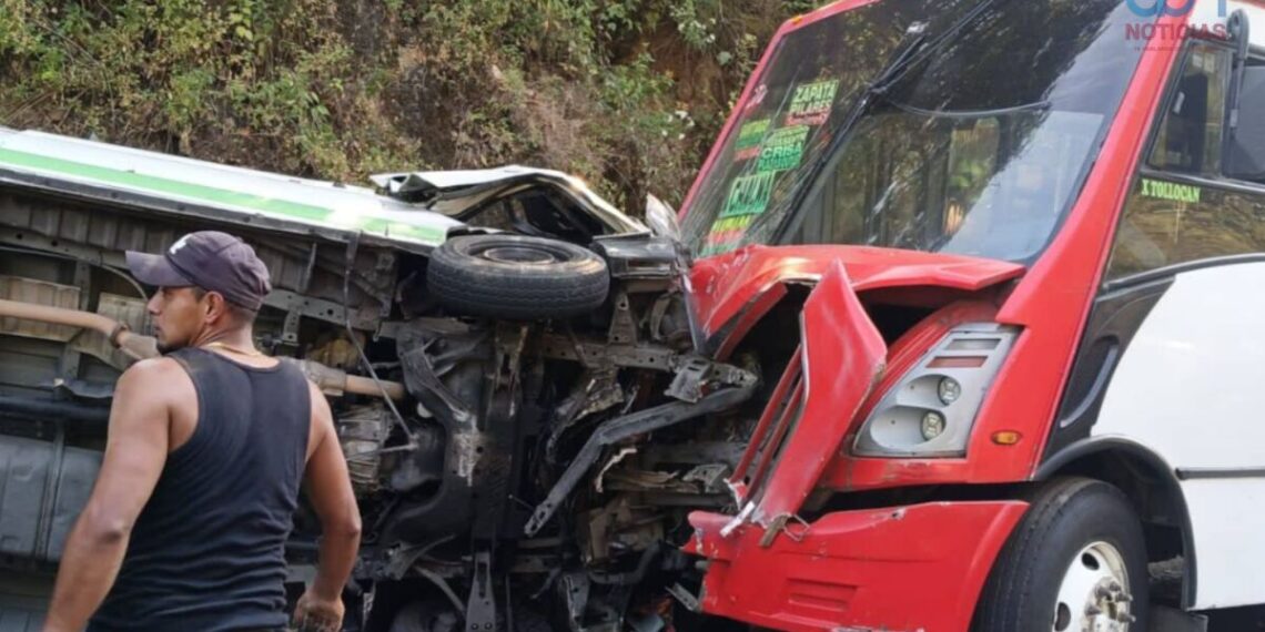 camioneta de peregrinos choca contra transporte público; 2 muertos