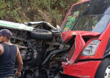camioneta de peregrinos choca contra transporte público; 2 muertos