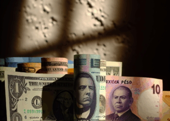 Peso mexicano avanza contra el dólar tras recorte de tasa del Banxico
